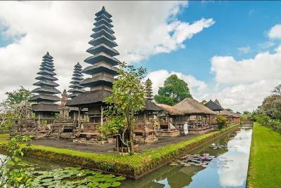 Alquiler de vehículos privados de medio día al templo de Bali Tanah Lot Alquiler de vehículos privados de medio día al templo de Bali Tanah Lot