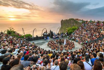 Día completo de alquiler de coches en Bali para visitar Tanah Lot y el templo de Uluwatu Día completo de alquiler de coches en Bali para visitar Tanah Lot y el templo de Uluwatu