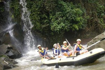 Aventura de rafting de medio día en el río Melangit Aventura de rafting de medio día en el río Melangit