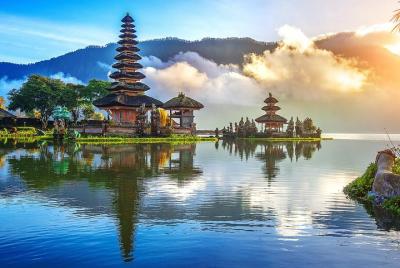 Tample Ulun Danu y puesta de sol Tanah Lot Tample Ulun Danu y puesta de sol Tanah Lot