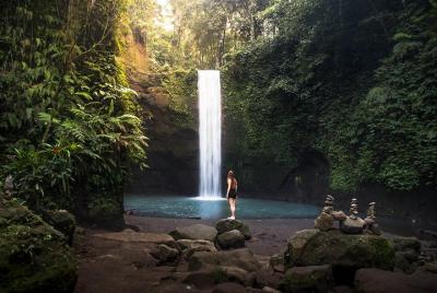 Excursión a las cataratas de Bali: Kanto Lampo, Tukad Cepung y Tibumana Excursión a las cataratas de Bali: Kanto Lampo, Tukad Cepung y Tibumana