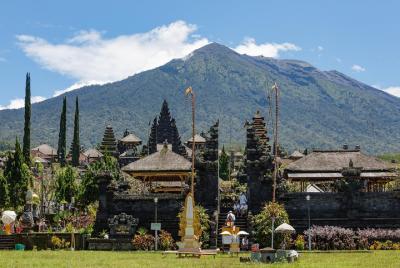 Cascada de Tukad Cepung - Pueblo de Penglipuran - BESAKIH  Cascada de Tukad Cepung - Pueblo de Penglipuran - BESAKIH 'Templo de la Madre de Bali'