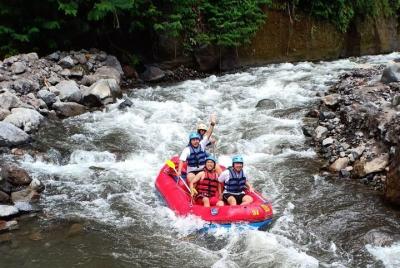 Telaga Waja Rafting en aguas blancas: desafiante aventura en balsa en Bali Telaga Waja Rafting en aguas blancas: desafiante aventura en balsa en Bali