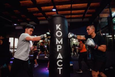 Clases grupales de fitness y gimnasio abierto Clases grupales de fitness y gimnasio abierto