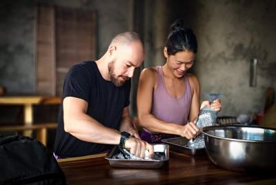 Hacer aceite de coco tradicional de Bali con una familia balinesa Hacer aceite de coco tradicional de Bali con una familia balinesa