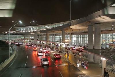 Hotel al aeropuerto: traslado privado desde Bali (noche) Hotel al aeropuerto: traslado privado desde Bali (noche)