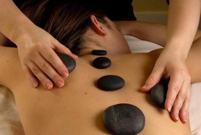 Masaje con piedras calientes en el spa de lujo de Bali Masaje con piedras calientes en el spa de lujo de Bali