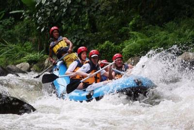 Rafting en aguas bravas de Ubud y paquetes de spa de 2 horas Rafting en aguas bravas de Ubud y paquetes de spa de 2 horas