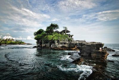 Recorrido por el templo de Tanah Lot y el templo de Uluwatu con tiendas Recorrido por el templo de Tanah Lot y el templo de Uluwatu con tiendas