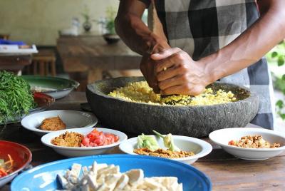 Comida privada tradicional balinesa en una casa familiar en Ubud,