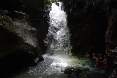 Tour de purificación de agua de medio día en las cascadas de Bang