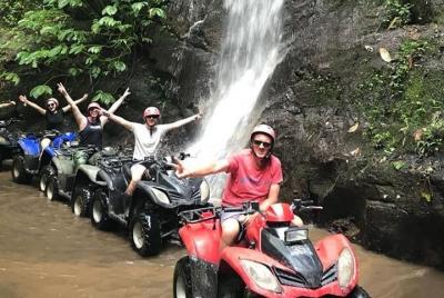 ATV Quad Bike a través del túnel y la cascada en Bali