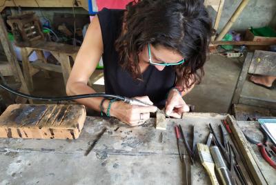 Clase de fabricación de joyas de plata en Gianyar
