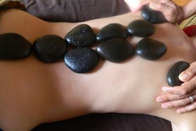 Paquete de spa de masaje con piedras calientes