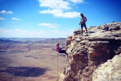 Rappel (rappel) por el acantilado del cráter Ramon