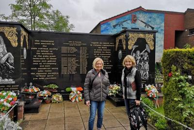 Museo de los murales del recorrido privado del IRA del ejército republicano irlandés Tumbas Museo de los murales del recorrido privado del IRA del ejército republicano irlandés Tumbas