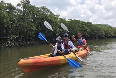  [Iriomote Island Canoe Trekking Jungle Sawa Play] ¡Es muy divertido! Curso de Sombrerero de la Universidad de Island
