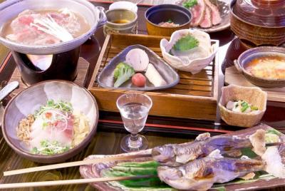 Campo japonés = pasar la noche en una posada de aguas termales en el norte de Tokio, una cena tradicional y moderna japonesa, comer en la habitación donde se hospeda, uso privado de un baño al aire li