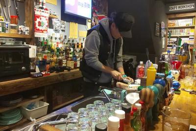 Tour de bares locales y hashigozake para grupos pequeños en Asaga