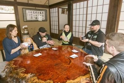 Tokio disfrutando de un té verde en el memorial de la reunión cum