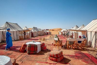 Viaje de 2 días al desierto del Sahara (camello - dormir en el campamento-atardecer-amanecer ...) Viaje de 2 días al desierto del Sahara (camello - dormir en el campamento-atardecer-amanecer ...)