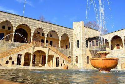 Tour económico de medio día a Beiteddine y Deir El Qamar Tour económico de medio día a Beiteddine y Deir El Qamar