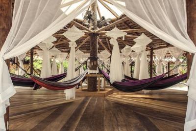 Esferas de hamacas en Tadom Hill Resort: plataforma de buceo, col