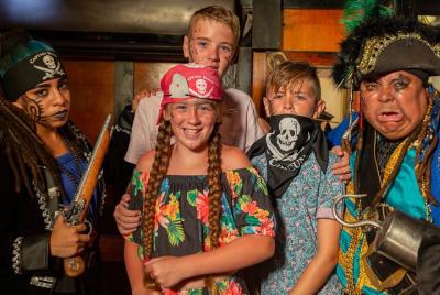 ¡Vive una cena pirata con cena y espectáculo en Cancún con barra 