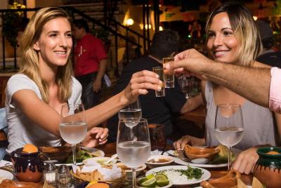 Cena mexicana y degustación de licores en Cancún con transporte.