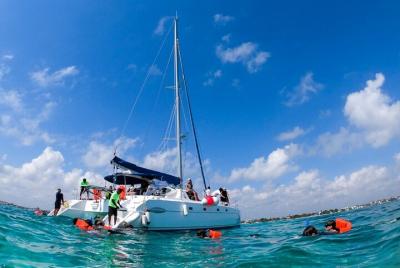 Navegación en catamarán hacia la Isla, Isla Mujeres.