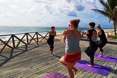 ✋Clase de Yoga frente a la Playa, maestra desde la India