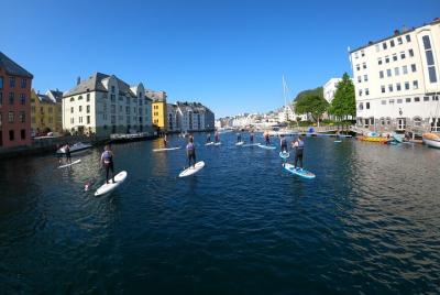 Introducción al Stand Up Paddle. Brosundet, Ålesund Introducción al Stand Up Paddle. Brosundet, Ålesund