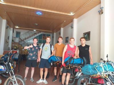 Explorando la ciudad de Dong Hoi en moto