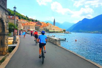 Tour en bicicleta: círculo de la bahía de Kotor y visita a Nuestr