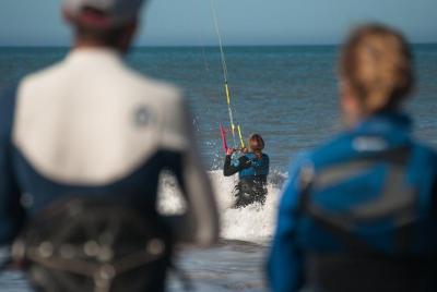 Lección de kitesurf certificada para dos