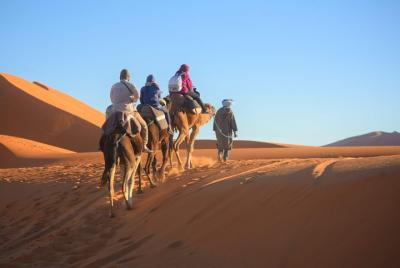 Viaje de 2 días desde Fez a Merzouga con alojamiento en Desert Camp Viaje de 2 días desde Fez a Merzouga con alojamiento en Desert Camp