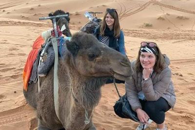 Tour nocturno por el desierto para grupos pequeños desde Fez con paseo en camello y campamento en el desierto Tour nocturno por el desierto para grupos pequeños desde Fez con paseo en camello y campamento en el desierto