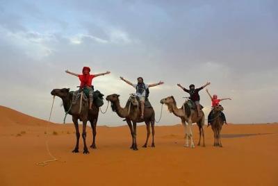 Tour nocturno por el desierto para grupos pequeños desde Fez con paseo en camello y campamento en el desierto Tour nocturno por el desierto para grupos pequeños desde Fez con paseo en camello y campamento en el desierto