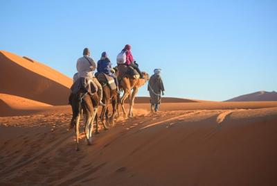 Noche en el desierto de Fez para grupos pequeños con paseo en camello y campamento en el desierto Noche en el desierto de Fez para grupos pequeños con paseo en camello y campamento en el desierto