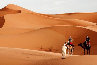 Viaje de 2 días en un pequeño grupo de FEZ a FEZ pasando por MERZOUGA Viaje de 2 días en un pequeño grupo de FEZ a FEZ pasando por MERZOUGA