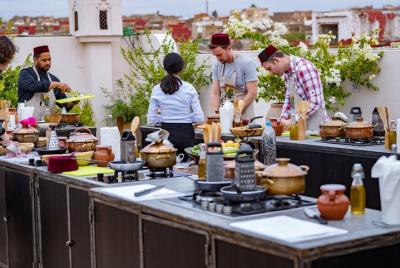 Levante la tapa de la cocina marroquí: curso de cocina intermedio: diez clases de 1 hora Levante la tapa de la cocina marroquí: curso de cocina intermedio: diez clases de 1 hora