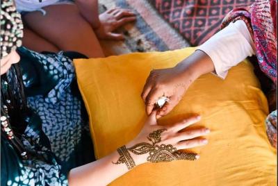 Henne en el Sahara - M'Hamid El Ghizlane