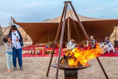 Cena mágica al atardecer en el desierto de Agafay con paseo en camello