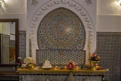 Un momento de relajación en un hammam tradicional en la medina de Fez. Un momento de relajación en un hammam tradicional en la medina de Fez.