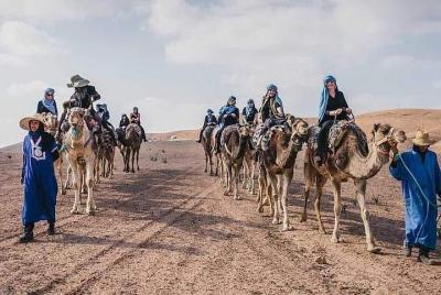 Paseo en camello por la carretera de las montañas del Atlas desde Marrakech
