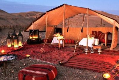 Cena en el desierto de Agafay, excursión privada de un día desde Marrakech. Cena en el desierto de Agafay, excursión privada de un día desde Marrakech.