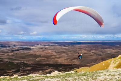 Tour de un día: desierto de Agafay con montañas del Atlas incluido parapente y paseo en camello