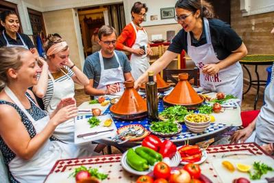 Experiencia en Marruecos: visite un zoco y cocine tajín en Marrakech