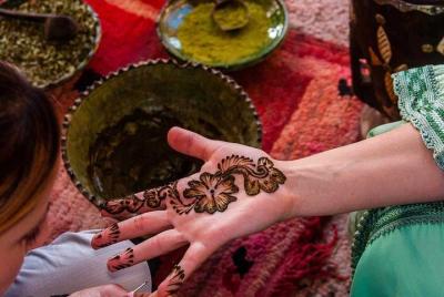 Tradiciones del arte marroquí con henna