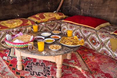 Desayuno en el desierto de agafay con paseo en camello y relajación hammam marroquí Desayuno en el desierto de agafay con paseo en camello y relajación hammam marroquí